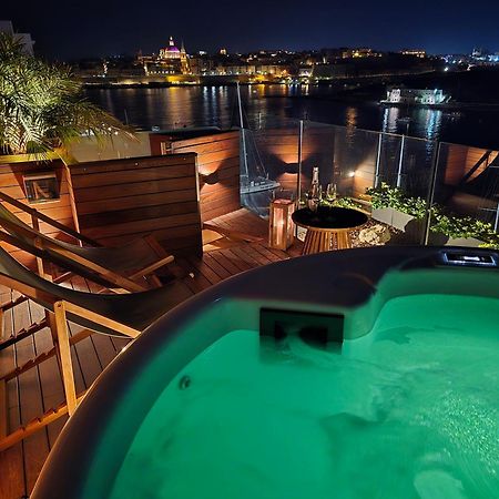 Unique Seafront Triplex Penthouse With Panoramic Bedroom & Rooftop Jacuzzi Overlooking Valletta Sliema Extérieur photo