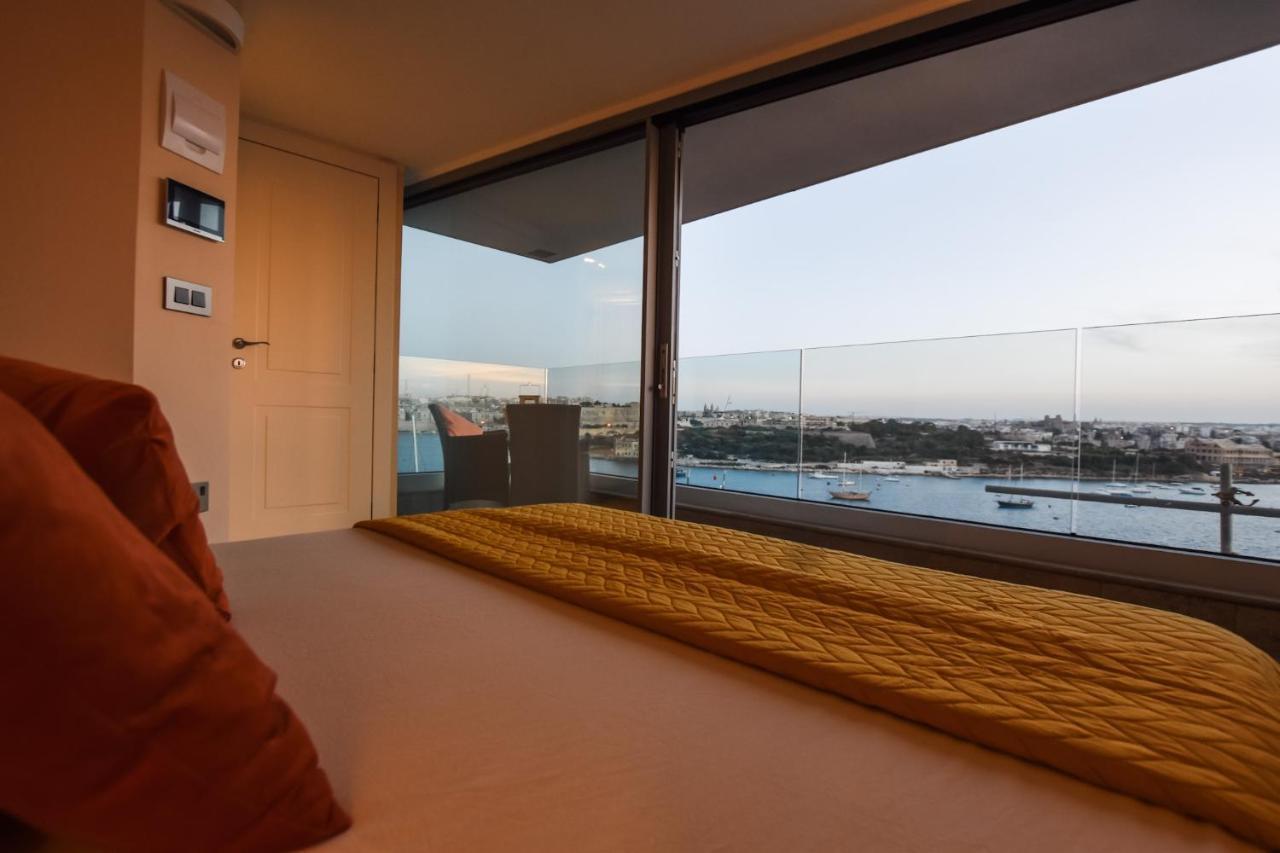 Unique Seafront Triplex Penthouse With Panoramic Bedroom & Rooftop Jacuzzi Overlooking Valletta Sliema Extérieur photo
