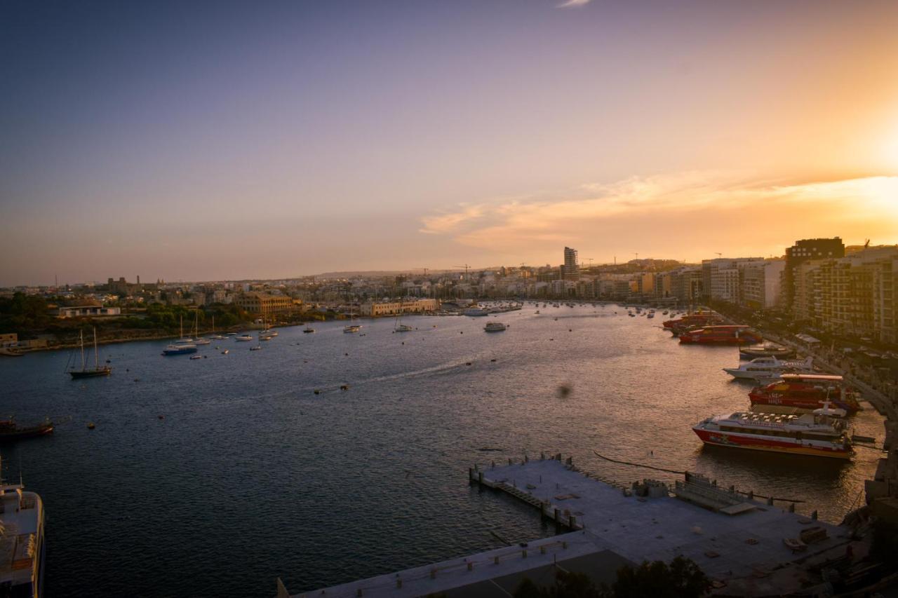 Unique Seafront Triplex Penthouse With Panoramic Bedroom & Rooftop Jacuzzi Overlooking Valletta Sliema Extérieur photo
