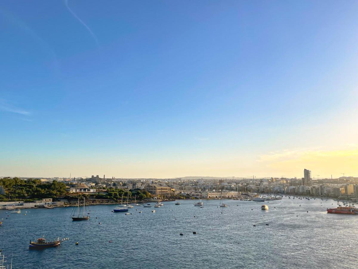 Unique Seafront Triplex Penthouse With Panoramic Bedroom & Rooftop Jacuzzi Overlooking Valletta Sliema Extérieur photo