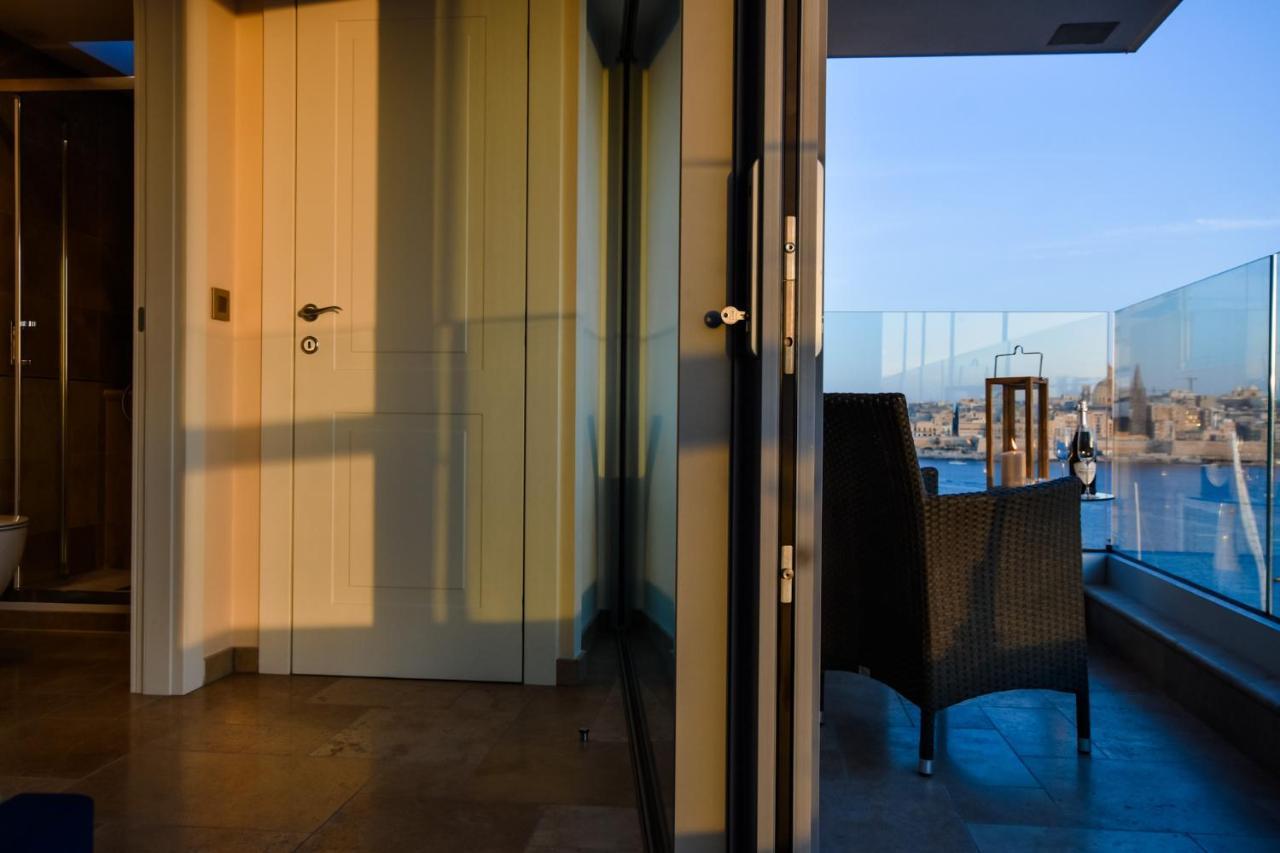 Unique Seafront Triplex Penthouse With Panoramic Bedroom & Rooftop Jacuzzi Overlooking Valletta Sliema Extérieur photo