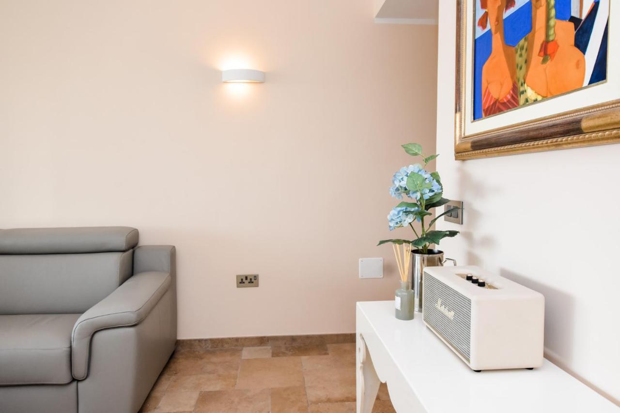 Unique Seafront Triplex Penthouse With Panoramic Bedroom & Rooftop Jacuzzi Overlooking Valletta Sliema Extérieur photo