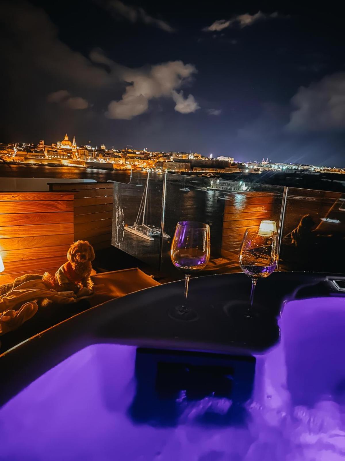 Unique Seafront Triplex Penthouse With Panoramic Bedroom & Rooftop Jacuzzi Overlooking Valletta Sliema Extérieur photo