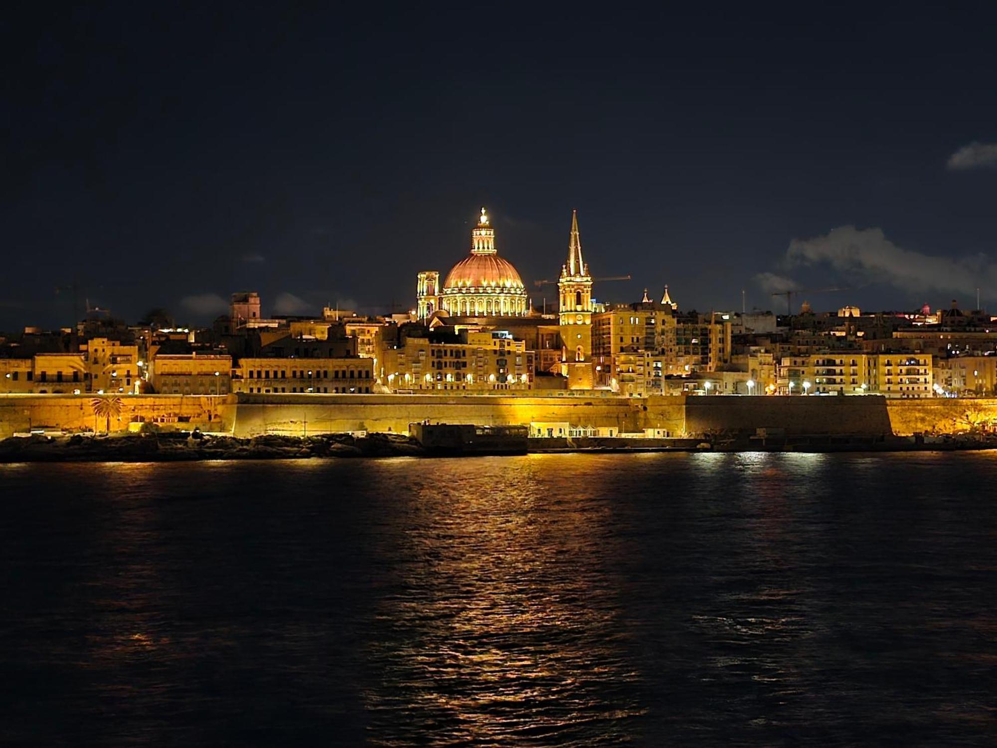 Unique Seafront Triplex Penthouse With Panoramic Bedroom & Rooftop Jacuzzi Overlooking Valletta Sliema Extérieur photo