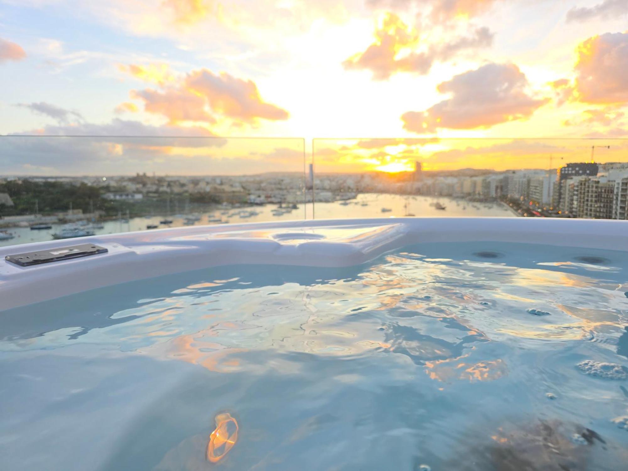 Unique Seafront Triplex Penthouse With Panoramic Bedroom & Rooftop Jacuzzi Overlooking Valletta Sliema Extérieur photo