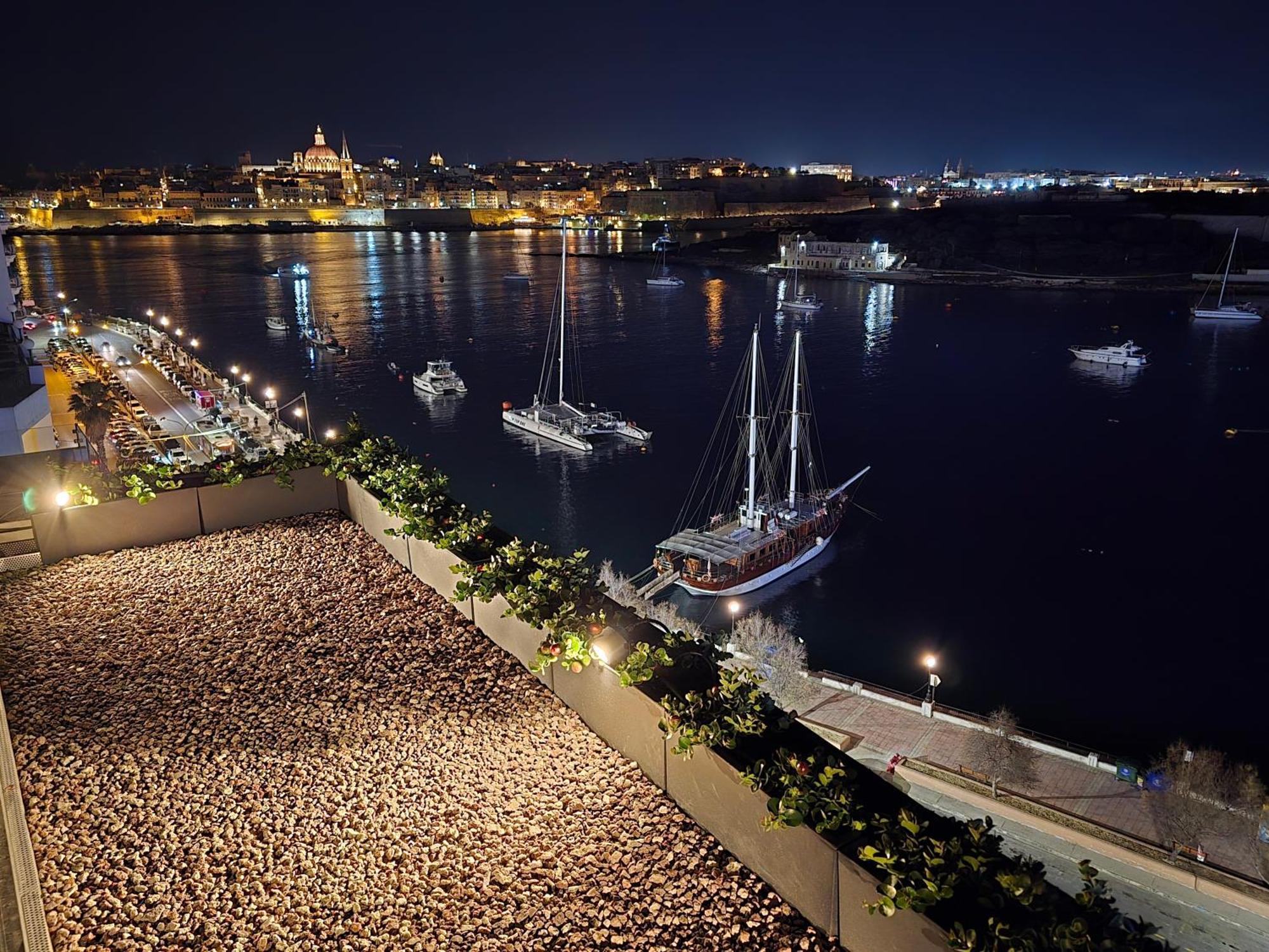 Unique Seafront Triplex Penthouse With Panoramic Bedroom & Rooftop Jacuzzi Overlooking Valletta Sliema Extérieur photo