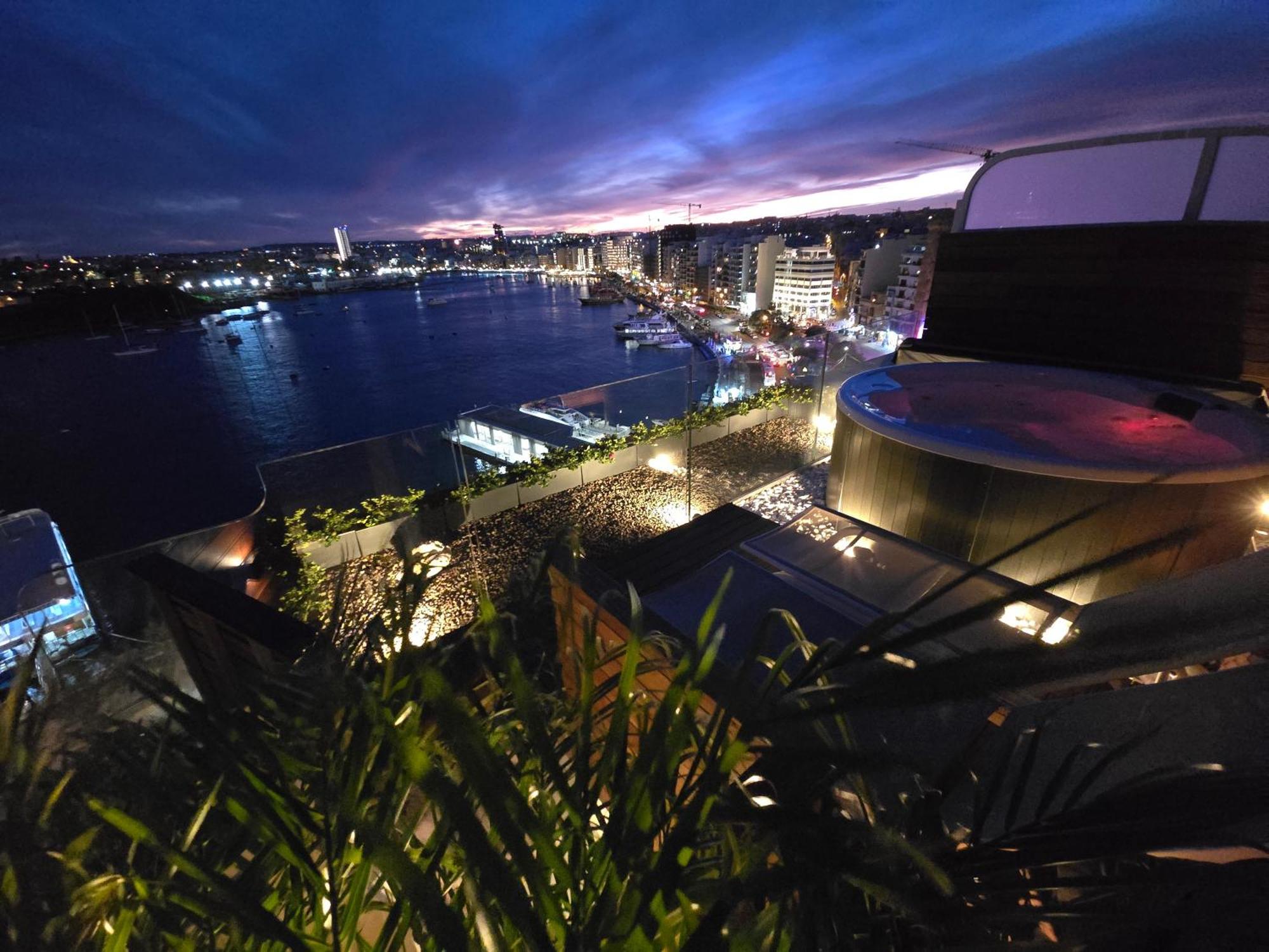 Unique Seafront Triplex Penthouse With Panoramic Bedroom & Rooftop Jacuzzi Overlooking Valletta Sliema Extérieur photo