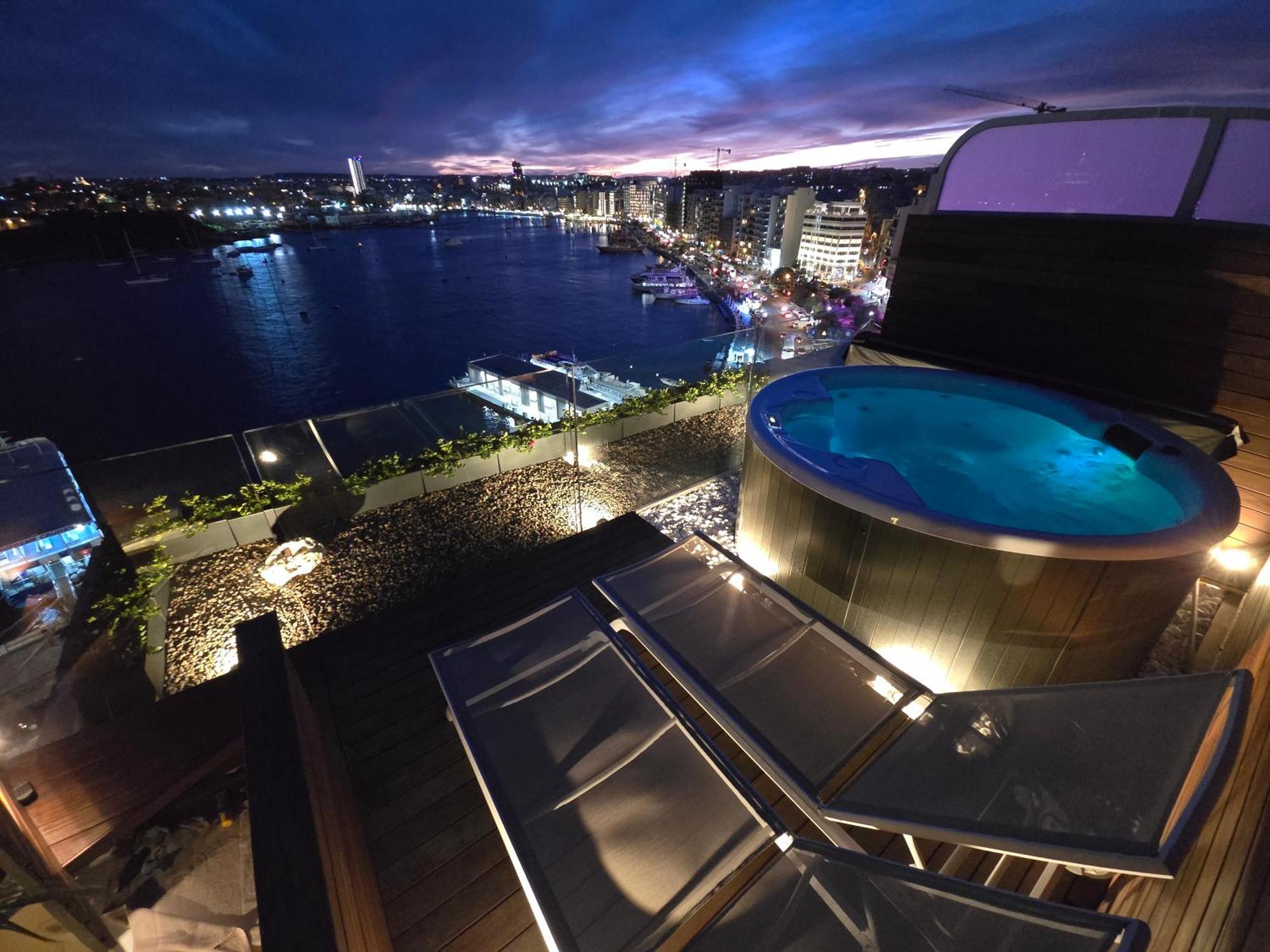 Unique Seafront Triplex Penthouse With Panoramic Bedroom & Rooftop Jacuzzi Overlooking Valletta Sliema Extérieur photo