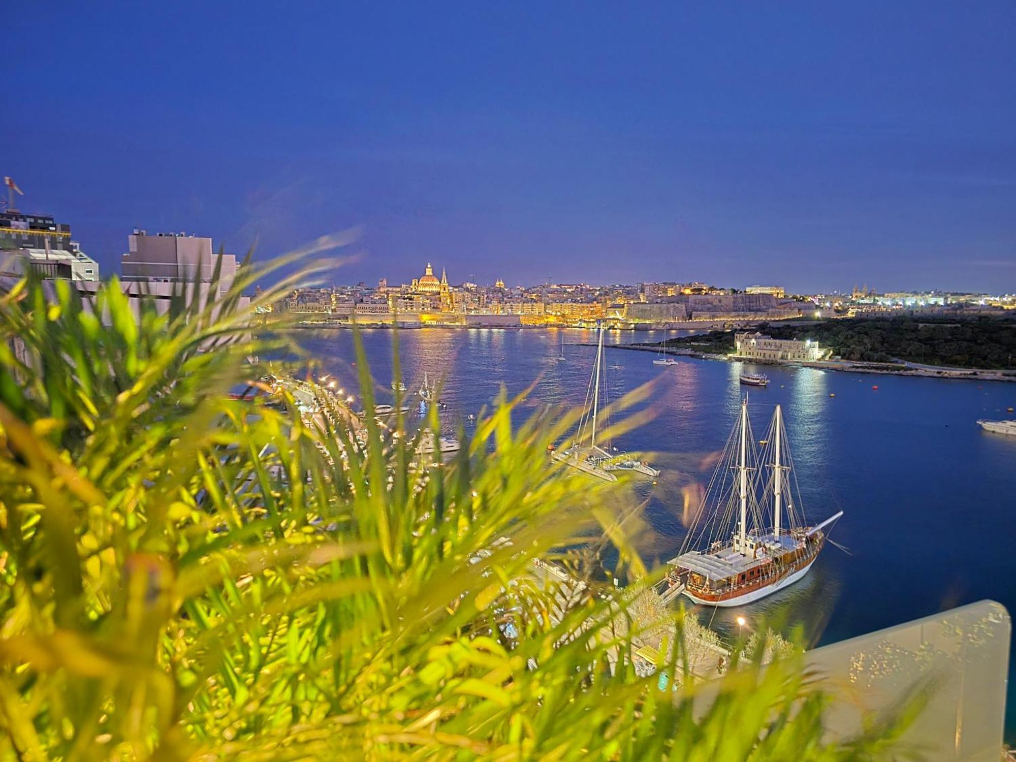 Unique Seafront Triplex Penthouse With Panoramic Bedroom & Rooftop Jacuzzi Overlooking Valletta Sliema Extérieur photo