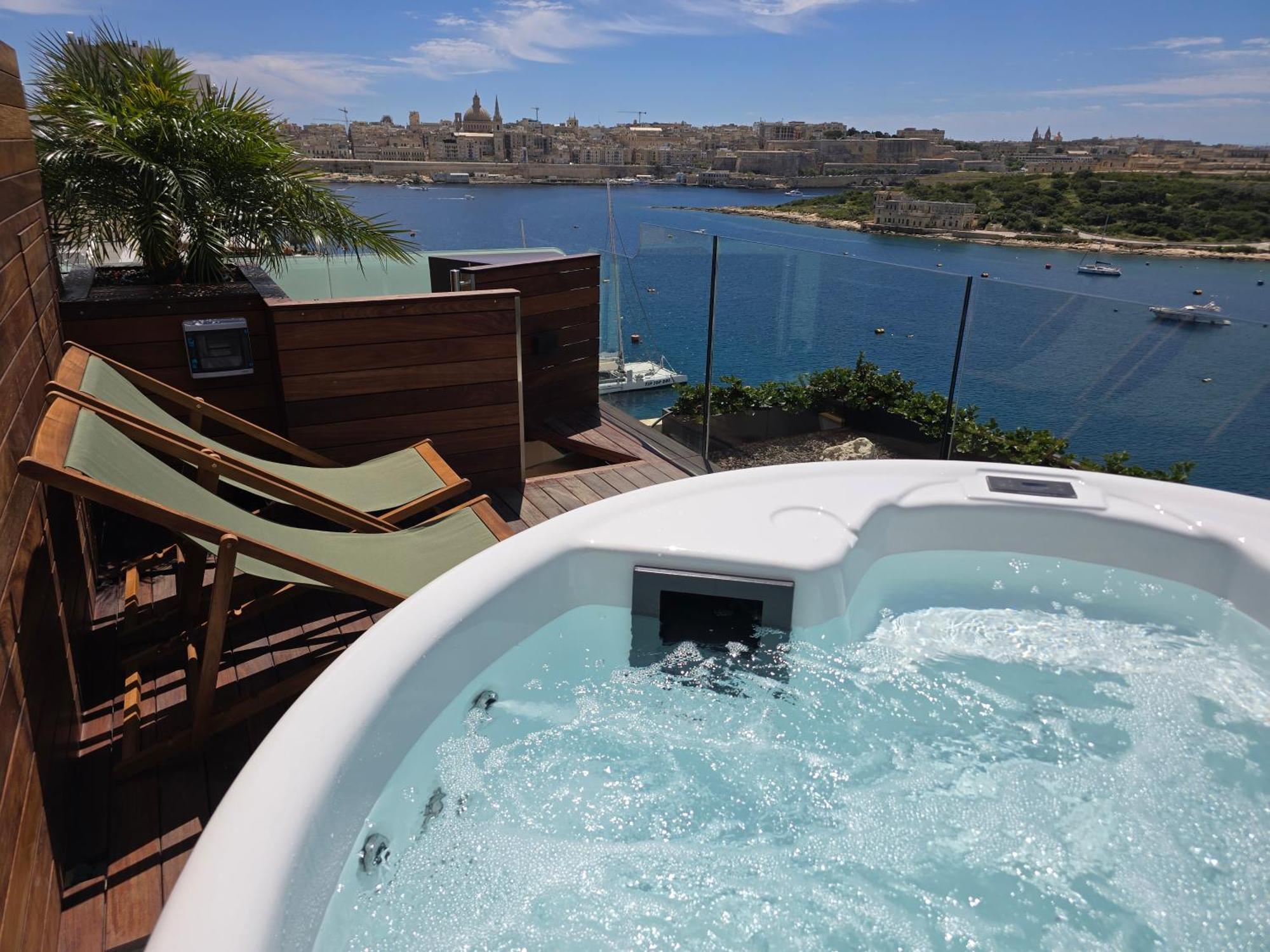 Unique Seafront Triplex Penthouse With Panoramic Bedroom & Rooftop Jacuzzi Overlooking Valletta Sliema Extérieur photo