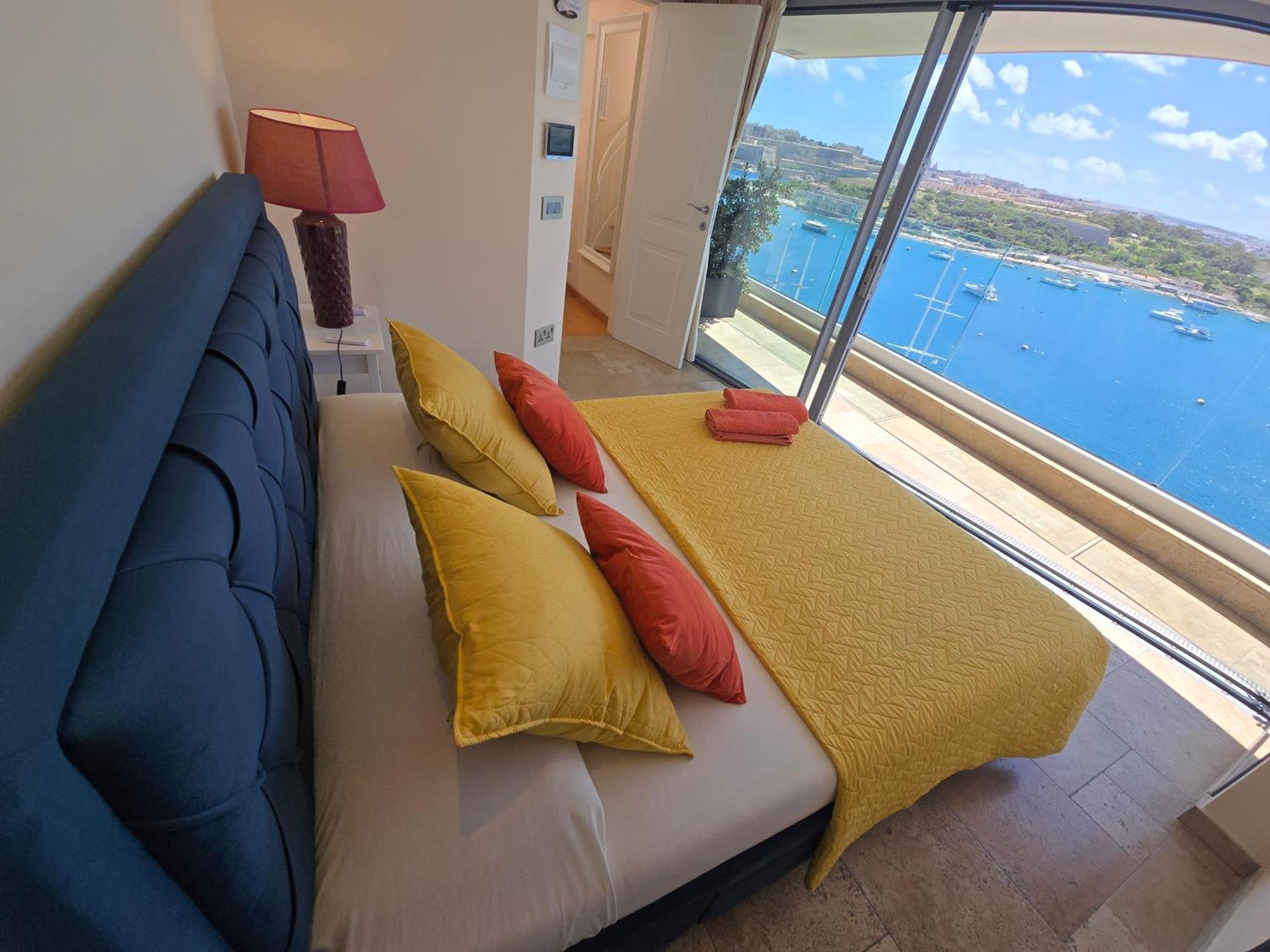 Unique Seafront Triplex Penthouse With Panoramic Bedroom & Rooftop Jacuzzi Overlooking Valletta Sliema Extérieur photo