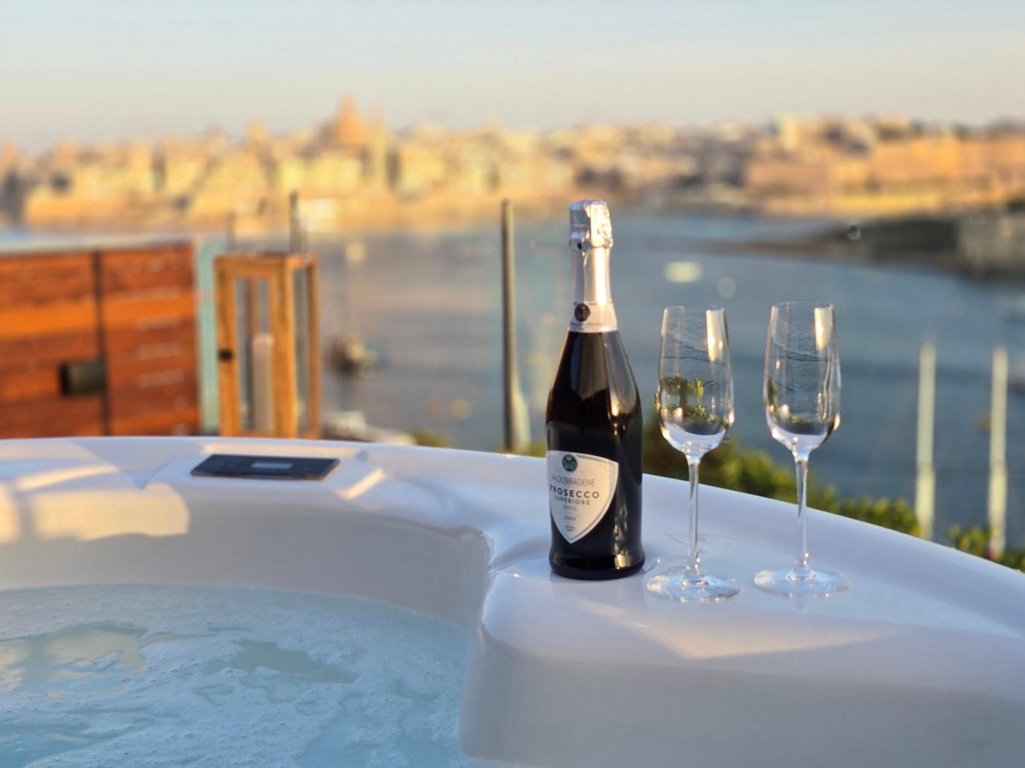 Unique Seafront Triplex Penthouse With Panoramic Bedroom & Rooftop Jacuzzi Overlooking Valletta Sliema Extérieur photo