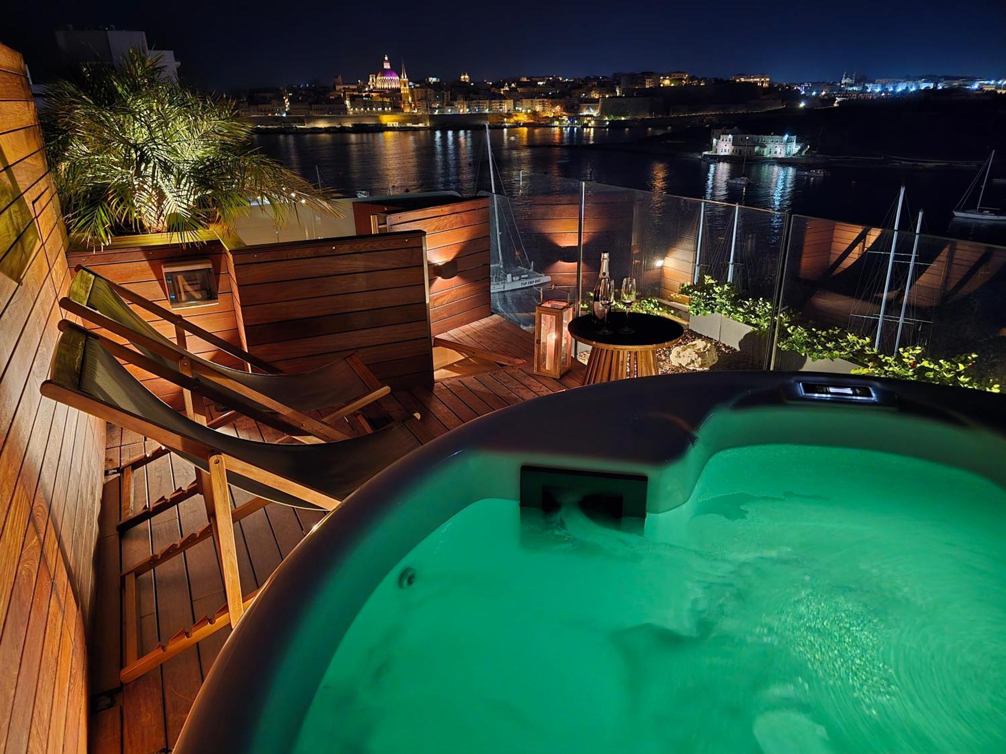 Unique Seafront Triplex Penthouse With Panoramic Bedroom & Rooftop Jacuzzi Overlooking Valletta Sliema Extérieur photo