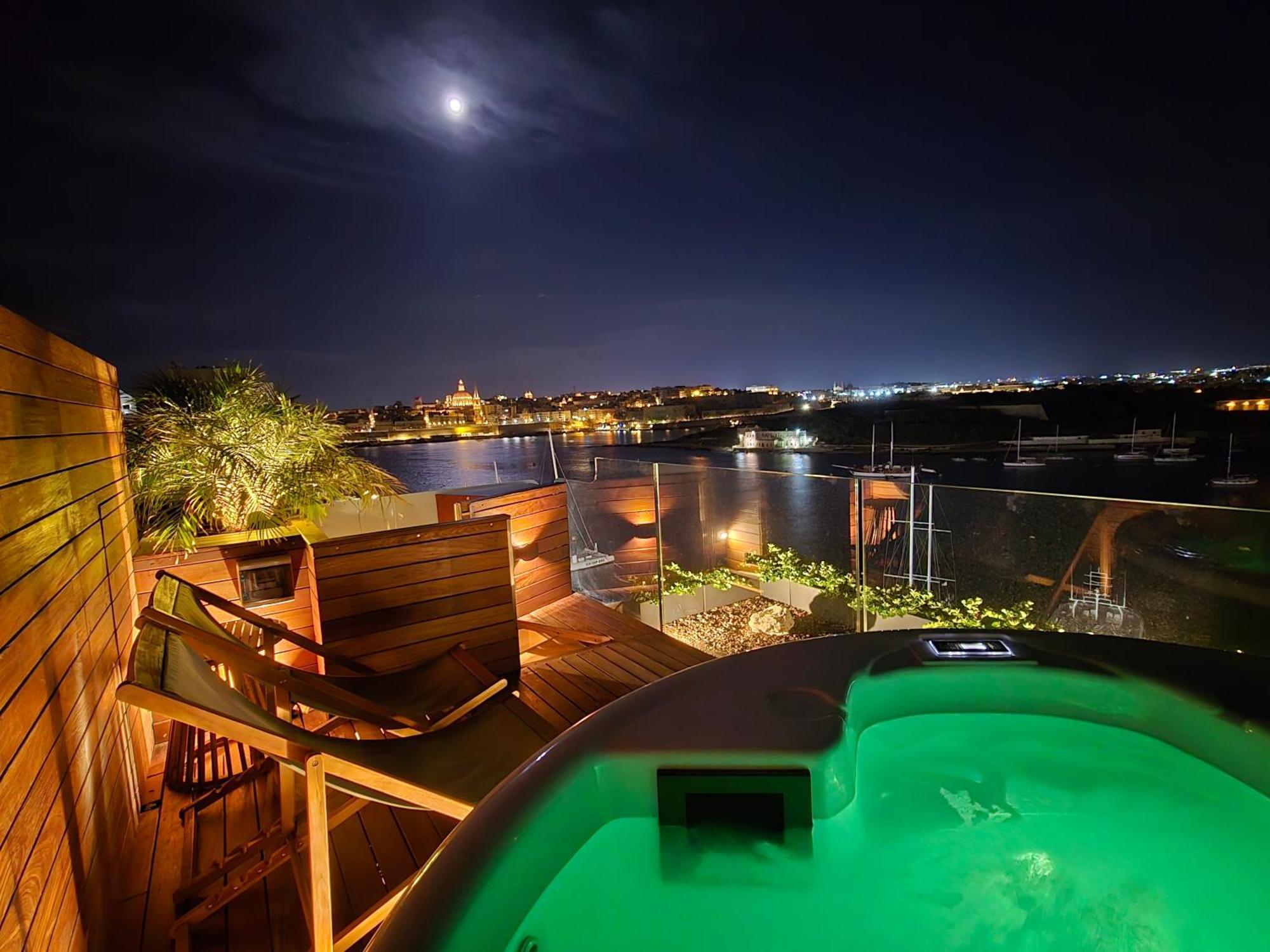 Unique Seafront Triplex Penthouse With Panoramic Bedroom & Rooftop Jacuzzi Overlooking Valletta Sliema Extérieur photo